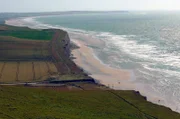 Nur wenige Dutzend Kilometer von der englischen Küste entfernt befindet sich Calais mit seinen riesigen weißen Kreideklippen, die steil in den Ärmelkanal abfallen.