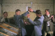 Mehlmann (Günter Junghans, 2.v.l.) und Kommissar Wolniak (Uwe Fellensiek) im Kampf (l. Alexander Hosfeld, r. Wolfgang Bathke).
