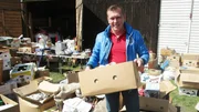 Trödelprofi Otto Schulte beim Aufbau des Flohmarktes
