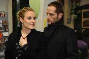 Während Lily nur schwer damit zu recht kommt, dass Lars ein neues Leben ohne sie beginnt, freut sich Maja (Barbara Lanz, l.) auf eine Verabredung mit David (Lee Rychter, r.) ...