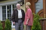 Henry Reagan (Len Cariou, l.); Donna Duvall (Erika Slezak, r.)