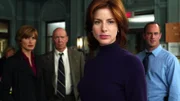(v.l.) Detective Olivia Benson (Mariska Hargitay), Captain Donald Cragen (Dann Florek), Casey Novak (Diane Neal) und Detective Elliot Stabler (Chris Meloni) untersuchen einen grausigen Fall.