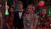 Henry Hart (Jace Norman, 2.v.l.), Joss Moss (Shelby Simmons, 2.v.r.)
