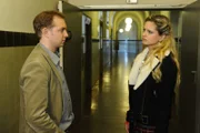 Der Analphabetismus bringt sie in Schwierigkeiten: Kursteilnehmer Dieter (Jens Kaufmann, l.) und Mia (Josephine Schmidt, r.) ...