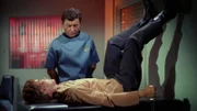 Dr. McCoy (DeForest Kelley) und Charlie Evans (Robert Walker Jr.).