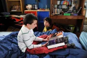 Brick (Atticus Shaffer, l.) freut sich riesig auf das letzte Buch seiner Lieblingsbuchreihe. Doch als Axl (Charlie McDermott, r.) ihm aus Rache das Ende verrät, bricht für ihn eine Welt zusammen. Unterdessen befürchtet Frankie, dass Mike sie nach 20 Jahren Ehe nicht mehr genug schätzt.