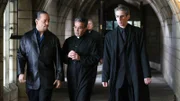 Detective Odafin Tutuola (Ice-T, l.) und Detective John Munch (Richard Belzer, r.) befragen Pater Castrillion (Mateo Gímez).