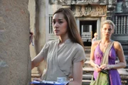 Kati (Jessica Ginkel, re.) trifft in der Tempelanlage auf Nian (Sinit Chongthairungruang) und spricht sie auf Andreas an.