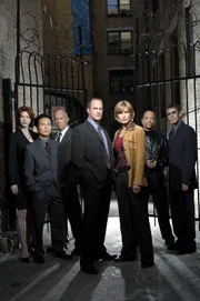 5. Staffel (v.l.): Assistant District Attorney Casey Novak (Diane Neal), Dr. George Huang (B. D. Wong), Captain Donald Cragen (Dann Florek), Detective Elliot Stabler (Christopher Meloni), Detective Olivia Benson (Mariska Hargitay), Detective Odafin Tutuola (Ice-T), Detective John Munch (Richard Belzer)