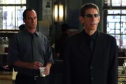 Detective Elliot Stabler (Christopher Meloni, l.) und Detective John Munch (Richard Belzer) suchen den Mörder eines neugeborenen Babys, das in einer Plastiktüte in der Kanalisation gefunden wurde.