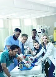 (3. Staffel) - Atlanta Medical - Artwork - (v.l.n.r.) Dr. Devon Pravesh (Manish Dayal); AJ Austin (Malcolm-Jamal Warner); Dr. Randolph Bell (Bruce Greenwood); Dr. Mina Okafor (Shaunette Ren&eacute;e Wilson); Conrad Hawkins (Matt Czuchry); Nicolette Nevin (Emily VanCamp)