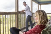 Pride (Scott Bakula, l.) ermittelt in einem neuen Fall und erhofft sich die Hilfe von Katherine Wilson (Laura Allen, r.). Doch kann sie wirklich helfen?
