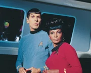 Im Bild: Commander Spock (Leonard Nimoy, links), Lt. Uhura (Nichelle Nichols, rechts).
