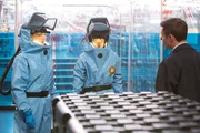 Dr. Jacobs (Mackenzie Astin), ein Wissenschaftler der Seuchenschutzbehörde, spricht mit Brennan (Emily Deschanel, l.) und Cam (Tamara Taylor) über die Maßnahmen, um das tödliche Virus in Schach zu halten. Dr. Jacobs (Mackenzie Astin), ein Wissenschaftler der Seuchenschutzbehörde, spricht mit Brennan (Emily Deschanel, l.) und Cam (Tamara Taylor) über die Maßnahmen, um das tödliche Virus in Schach zu halten.
