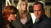 Detective Olivia Benson (Mariska Hargitay, l.), Staatsanwältin Alexandra Cabot (Stephanie March) und Detective Elliot Stabler (Christopher Meloni) wollen den Mord an einer Ermittlerin der Bundesdrogenfahndung aufklären.