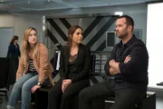 L-R: Patterson (Ashley Johnson), Tasha Zapata (Audrey Esparza), Kurt Weller (Sullivan Stapleton)