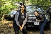 L-R: Roxy Sternberg als Special Agent Sheryll Barnes und Alexa Davalos als Special Agent Kristin Gaines