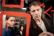 Tjark Wolf (Hendrik Duryn, r.) und Rena Fehmerling (Kristin Suckow, l.) ermitteln zusammen mit Ceylan Özer (Yasemin Cetinkaya, 2.v.l.) und Hauke Berndsten (Florian Panzner, M.).