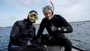 Julian (rechts) und Meeresbiologe Rafael in Tauchausrüstung