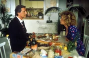 Noch ahnt Ilse Haslbeck (Ilse Neubauer) nichts von dem Abkommen, daß ihr Josef (Helmut Fischer) als Hausmann mit Frau Brandl hat: Diese erledigt dem arbeitsscheuen Josef alle Arbeiten im Haushalt.