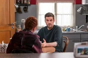 Lissy (Elinor Eidt) versucht, Andreas (Ralph Gassmann) auf andere Gedanken zu bringen.