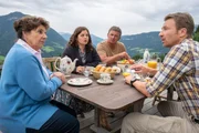 Lisbeth Gruber (Monika Baumgartner, l.) ahnt, dass Hans (Heiko Ruprecht, r.), Martin (Hans Sigl. 2.v.r.) und Lilli (Ronja Forcher, 2.v.l.) ihr etwas verheimlichen.