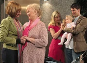 Wege zum Glück  Kapitel 412 Staffel 1, Episode 412 Lilly und Tim fällt der Abschied von Eva nicht leicht: Kaya M. Möller als Lilly, Karin Ugowski als Eva, Corinna A. Horn als Elsa, Leander Modersohn als Tim