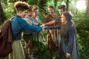 rbb Fernsehen SECHSE KOMMEN DURCH DIE GANZE WELT, am Donnerstag (16.07.15) um 14:15 Uhr. Die Sechse (v. l.: Markus (Maximinian Gehringer), Lukas (Anton Rubstov), Flora (Alissa Wilms), Jasper (Rafael Gareisen), Benjamin (Emil Reinke), Lisa (Nicole Mercedes Müller) werden zu einer verschworenen Gemeinschaft, die sich gegen den despotischen König Wilbur zur Wehr setzt.