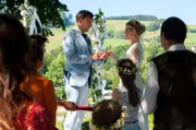 Petra (Jana Reinermann) und Martin (Sebastian Achilles) geben sich das Ja-Wort und ganz Waldau ist dabei!