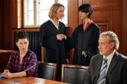 ARD DIE HEILAND - WIR SIND ANWALT, II. Staffel (6 neue Folgen), Folge 12 "Stunde der Wahrheit", Romy Heiland (Christina Athenstädt, 2.v.l.) vertritt Peter Holländer (Rolf Kanies, r), den Vater ihrer Assistentin Ada (Anna Fischer, l.) vor Gericht.