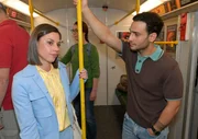Matilda (Anna-Katharina Fecher) lässt sich von Nihat (Timur Ülker) überreden, in ihren Geburtstag reinzufeiern.