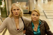 L-R: Katja Bose (Alexandra von Schwerin), Danni Lowinski (Annette Frier).