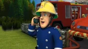 Feuerwehrmann Sam behält die Nerven und fordert Unterstützung aus der Luft an.