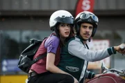Kelly Maxwell (Dana DeLorenzo, l.); Pablo Simon Bolivar (Ray Santiago, r.)