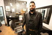 Mohamed Merie ist gelernter Friseur und seit 14 Jahren in Deutschland. Eine Arbeitserlaubnis scheitert immer wieder an bürokratischen Hürden.