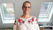 Carolin Schürmann lebt mittlerweile ohne Alkohol. Lange Zeit litt sie unter der Sucht. Schon ihre Mutter hatte eine Alkoholsucht und Carolin fragt sich, ob sich eine Sucht vererben kann.