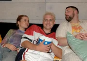 Moritz (Lennart Borchert, M.) merkt nicht, dass er Jonas (Felix van Deventer) und Johanna (Charlott Reschke) in ihrer Zweisamkeit stört.