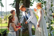 Jan (Guliano Marieni) und Lucy (Paulina Schnurrer) übergeben Petra (Jana Reinermann) und Martin (Sebastian Achilles) die Eheringe.