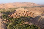 Einige der Gebäude des Dorfes Aït-Ben-Haddou gehen bis auf das 17. Jahrhundert zurück. Selbst Hollywood dreht aufgrund der spektakulären Szenerie immer wieder in dieser Gegend.