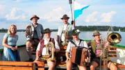 De boarische Bris' mit Moderatorin Susanne Wiesner (links) auf dem Chiemsee. Weiteres Bildmaterial finden Sie unter www.br-foto.de.