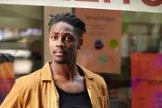 Geschrei, Gehupe und Cellospiel: Was ist heute bloß los vor dem Kiosk, in dem Paul (Ben Andrews Rumler) arbeitet?