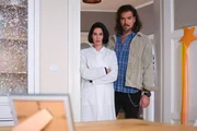 Sina (Valea Scalabrino) muss schockiert erkennen, dass Rolf offenbar in ihrer Wohnung war. Rechts David (Diego Seyfarth)