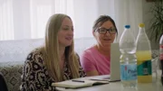Alisa spürt Verwandte und Freunde ihres Vaters auf, die auf den Videobändern ihres Vaters zu sehen sind und den Völkermord in Srebrenica überlebt haben.