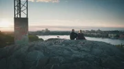 Hilma (Alba August) und Ola (Björn Gustafsson) genießen die Aussicht auf Stockholm.