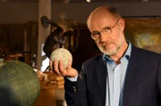 Harald Lesch mit der Nachbildung einer "Bola". Wofür die Kugeln verwendet wurden, ist bis heute ein Rätsel.