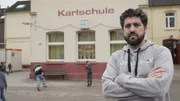 Sportlehrer Jan Buchholz hat viele Schüler, auch aus Flüchtlingsfamilien, aber keine Sporthalle in der er unterrichten kann.
