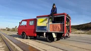 Künstlerin Lisa-Maria Mayer. Sie lebt und arbeitet in einer ausgedienten roten Feuerwehr an der Küste Griechenlands.