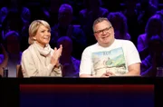 Rateteam-Kapitän Elton (r.) erhält Unterstützung von Schauspielerin Uschi Glas (l.).