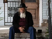 Als der Hurrikan Katrina im Jahr 2005 zuschlug, war Malik Rahim ein Bewohner von West Bank, Algiers Point. Er erzählt von seinen Erfahrungen, als er für die Produktion von National Geographic's Hurricane Katrina interviewt wird: Wettlauf gegen die Zeit. Mit emotionalen Berichten von Überlebenden und eindringlichem Archivmaterial zeigt die Serie den Hurrikan Katrina als eine Katastrophe, die alles andere als natürlich war. (National Geographic)