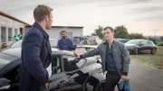 Tobias Noll (Paul Wollin, r.), Eigentümer einer Tuning-Werkstatt, ist mehrfach von Carsten Schweiger geblitzt worden und hat seinen Führerschein verloren. Noch ein Vergehen und er würde im Gefängnis landen. Lars Pöhlmann (Dominic Boeer, l.) ermittelt: Würde er Schweiger deshalb umbringen? Ungefragt behauptet Tobias Noll, ein Alibi zu haben. Doch woher weiß er, bevor die Ermittler berichten, bereits von Schweigers Tod?